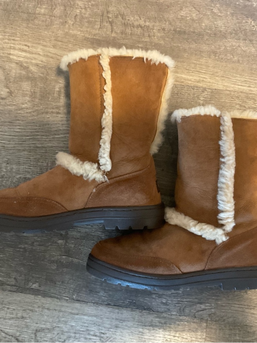 UGG Sunburst Chestnut Sheepskin Lined Short Boots Size 9